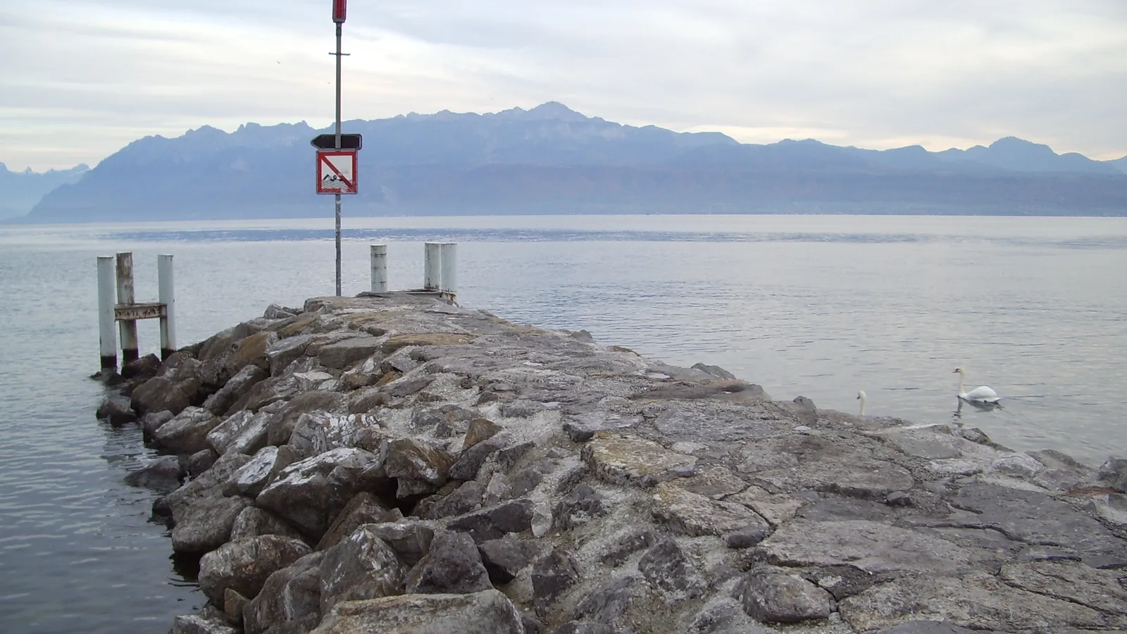 Quai rocheux d’Ouchy sur le lac Léman, à Lausanne