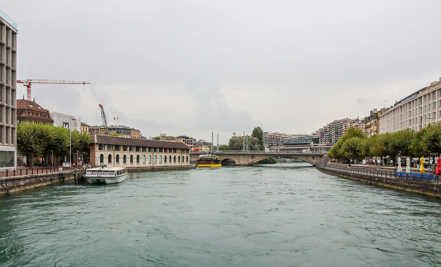 Le Rhône à Genève, en direction du pont de la Coulouvrenière.