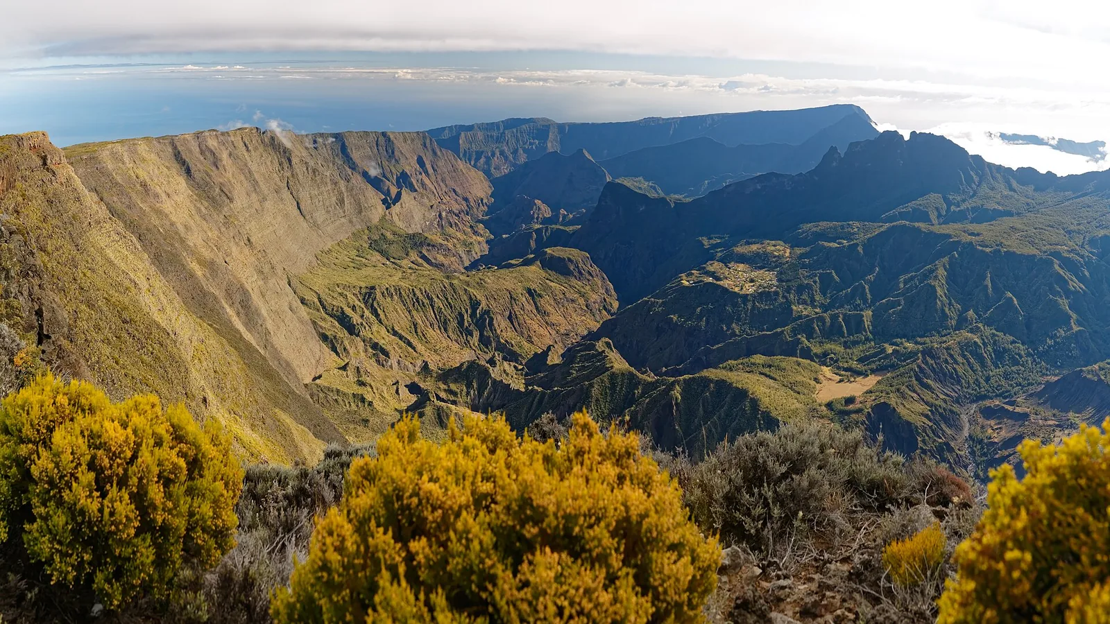 Le cirque de Mafate vu depuis le Grand Bénare, à La Réunion.