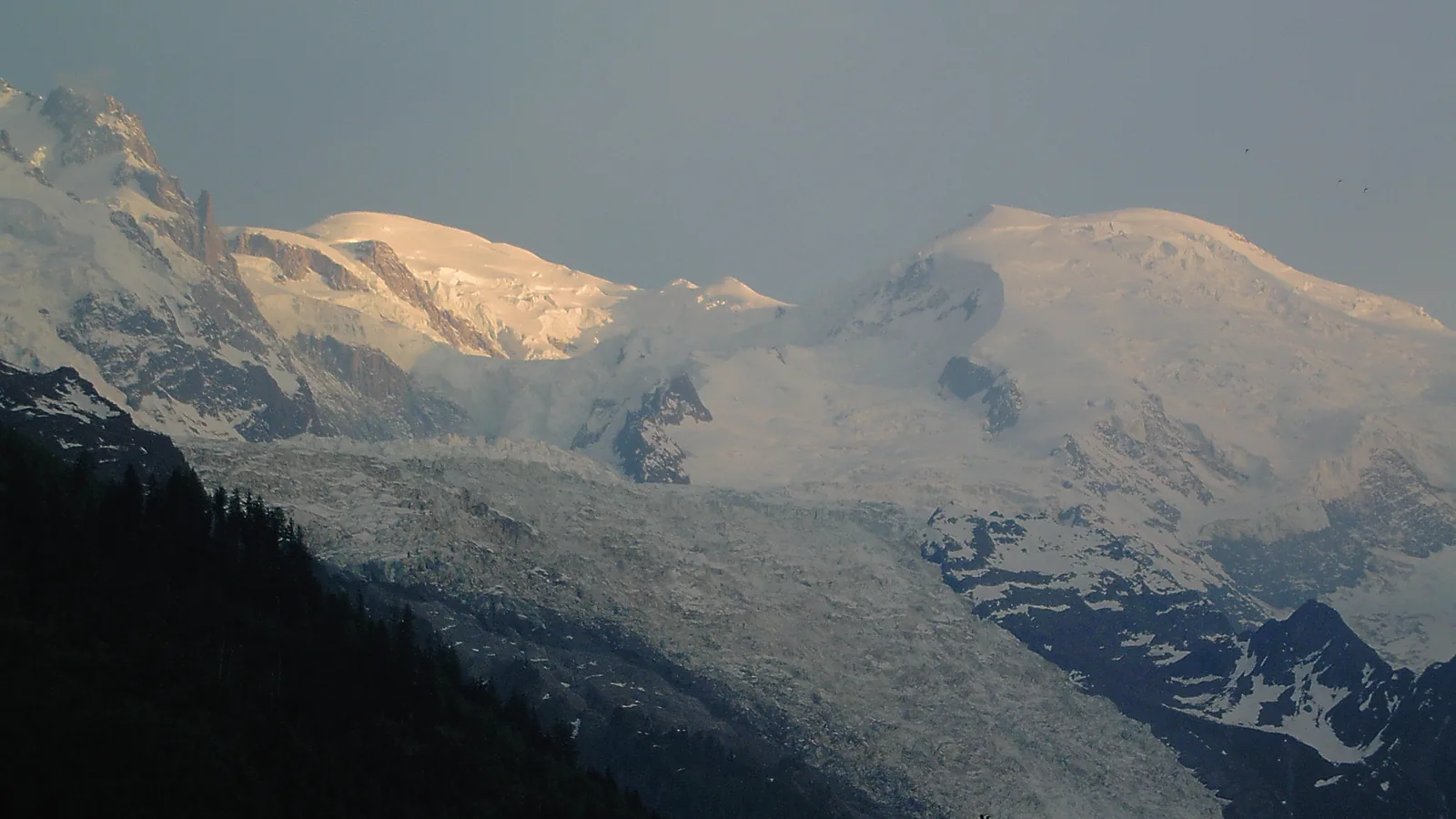 Le mont Blanc vu depuis Chamonix au crépuscule.