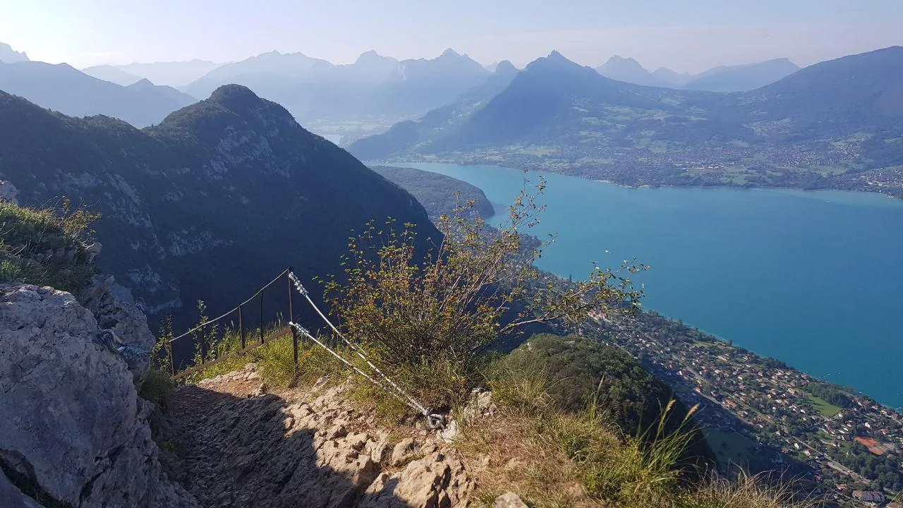 Vue du lac d’Annecy depuis un sentier du mont Veyrier.