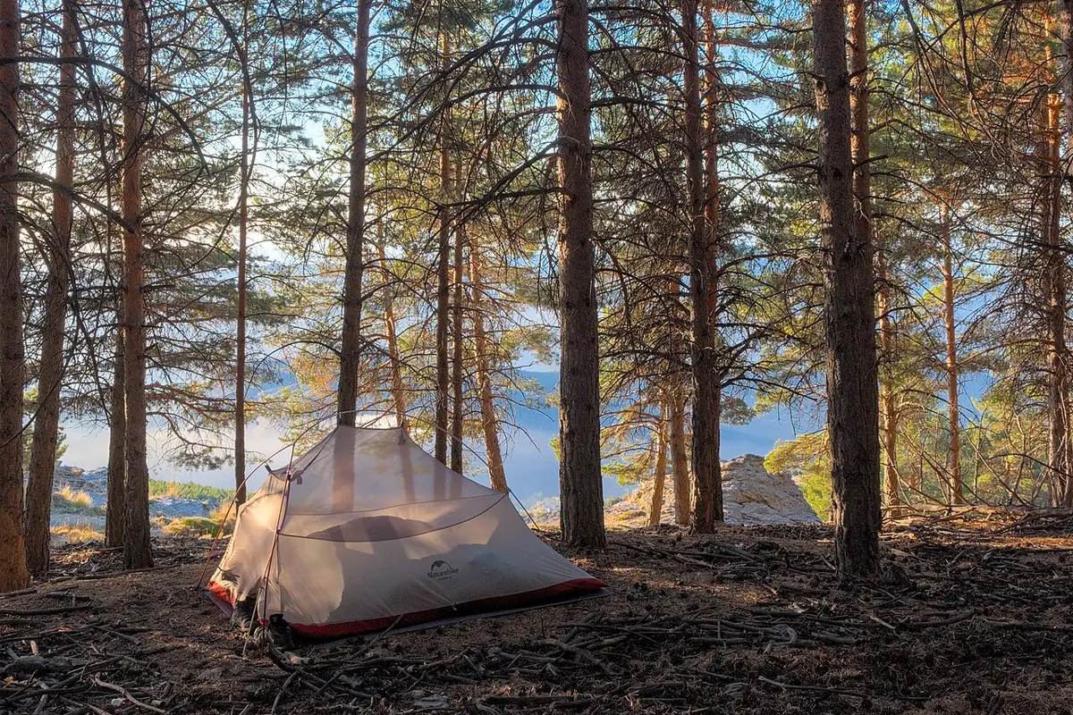 Bivouac sur le GR 240 Sulayr, Sierra Nevada — photo générique du réseau GR espagnol, redimensionnée et recadrée à l’affichage