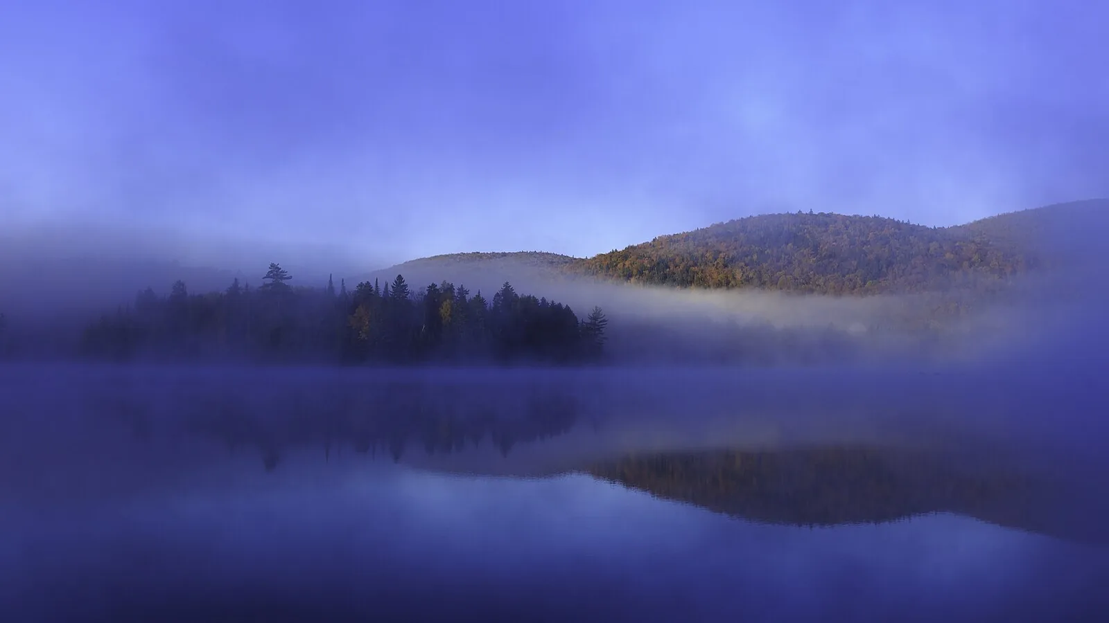Brume matinale sur le lac Monroe, dans le parc national du Mont-Tremblant