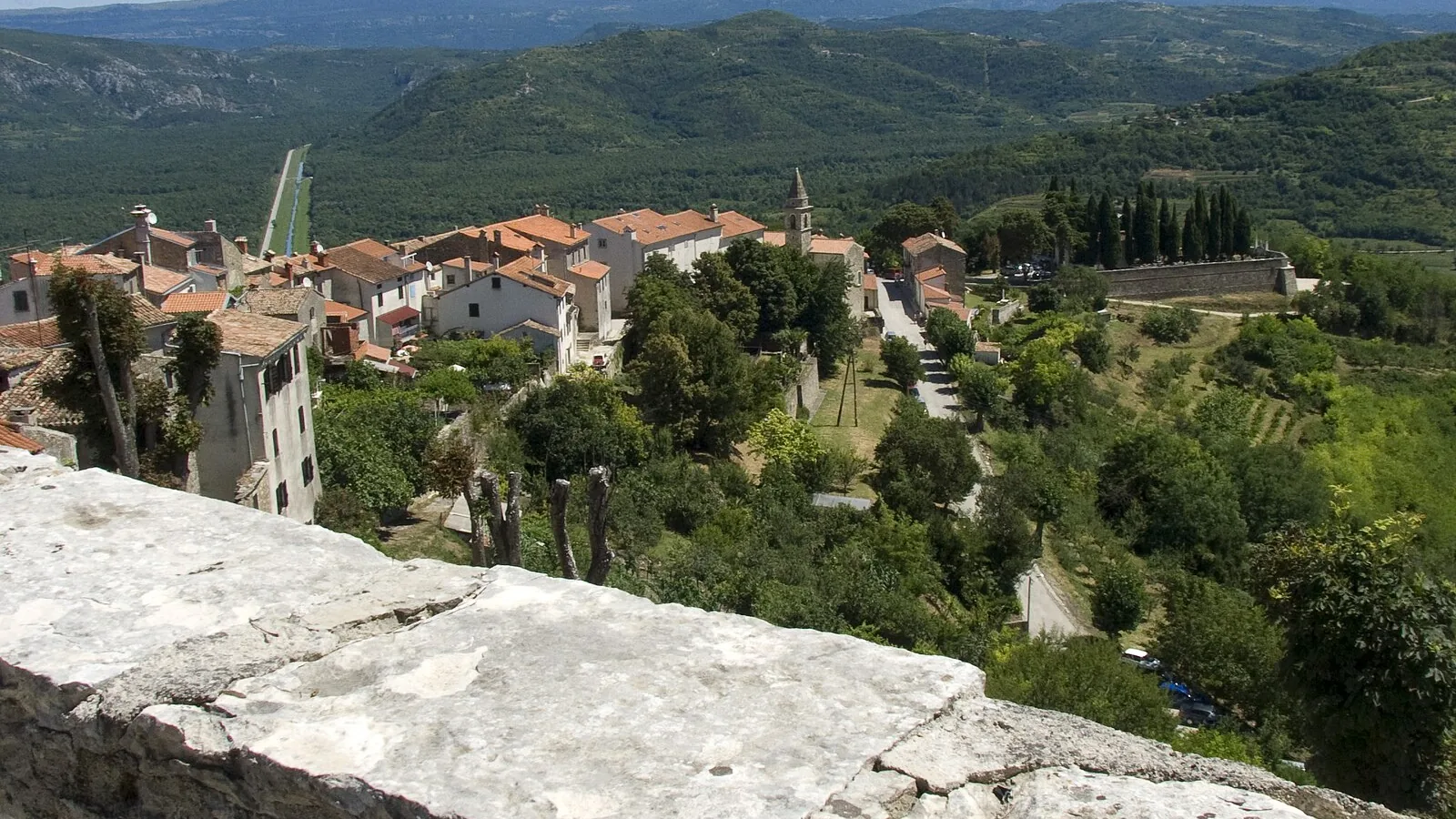 Motovun et collines boisées de l’Istrie